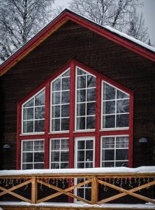 Пластиковые окна: особенности и преимущества для загородных домов