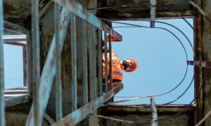 Организация рабочих бригад и техники при строительстве забора на винтовых сваях: оптимизация процессов